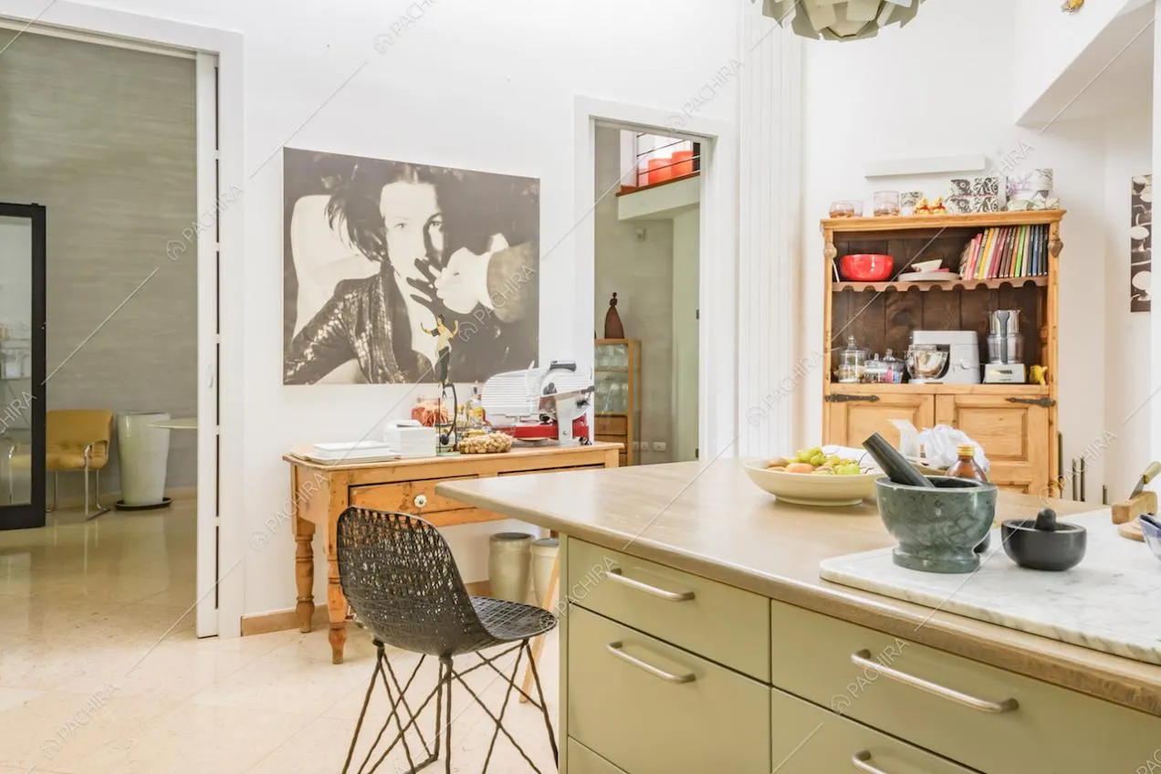 Consolle e credenza in legno chiaro nella cucina