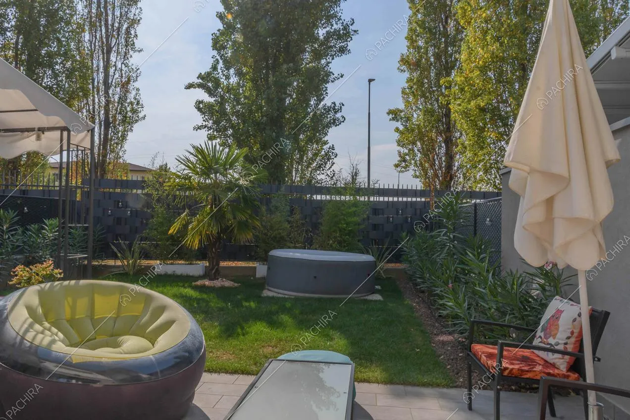 Pouf, tavolino e idromassaggio nel giardino della Location Sabal