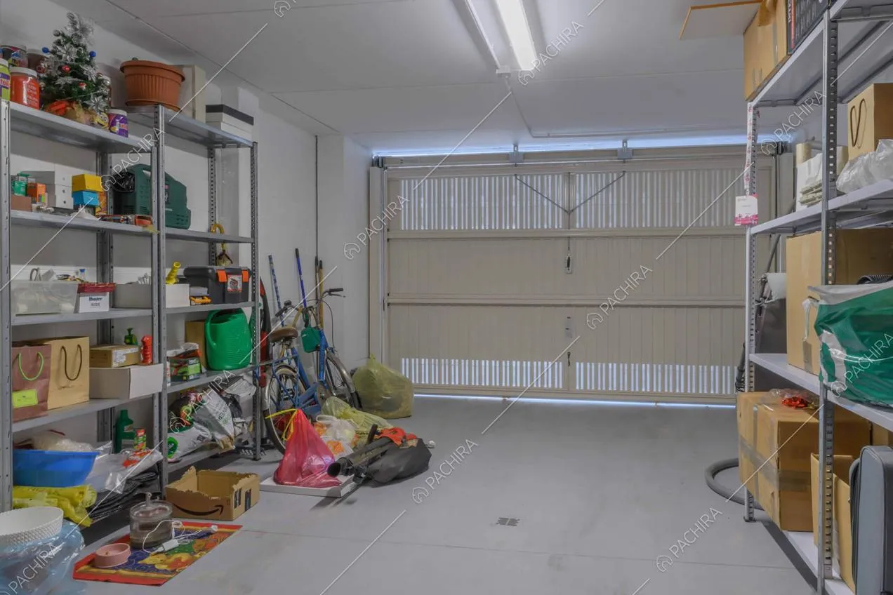 Garage con pavimento in cemento e scaffali in metallo