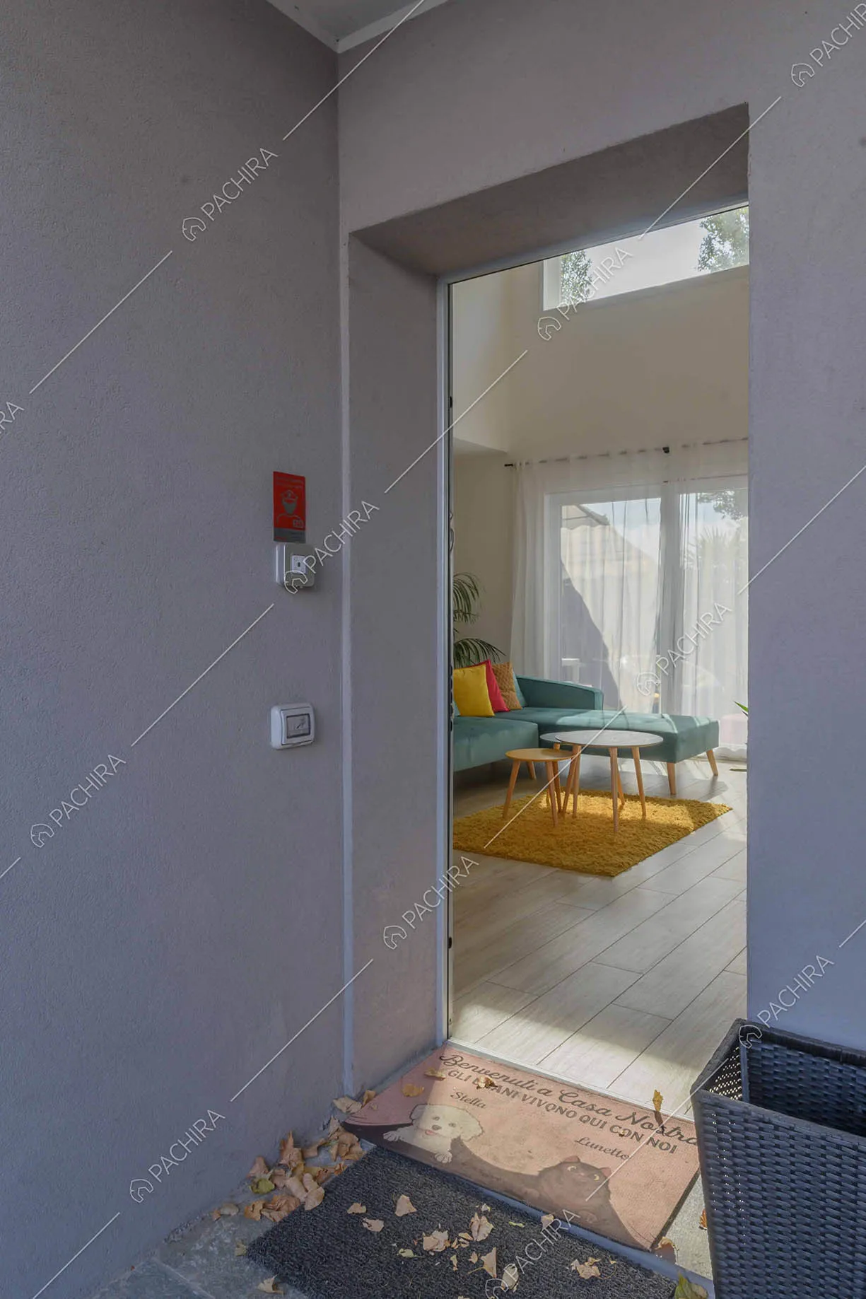 Ingresso delal Location Sabal con vista sul divano in velluto