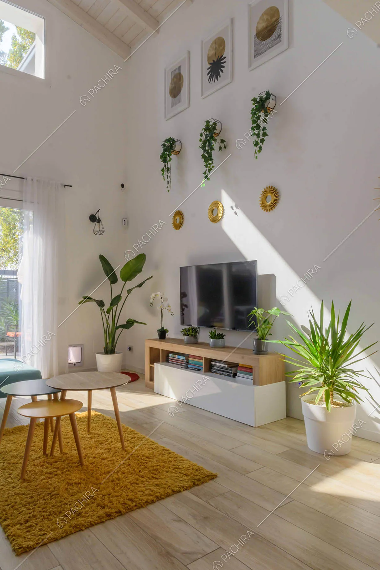 Pavimento in parquet nell'open space con pareti bianche e soffitto in travi in legno a vista