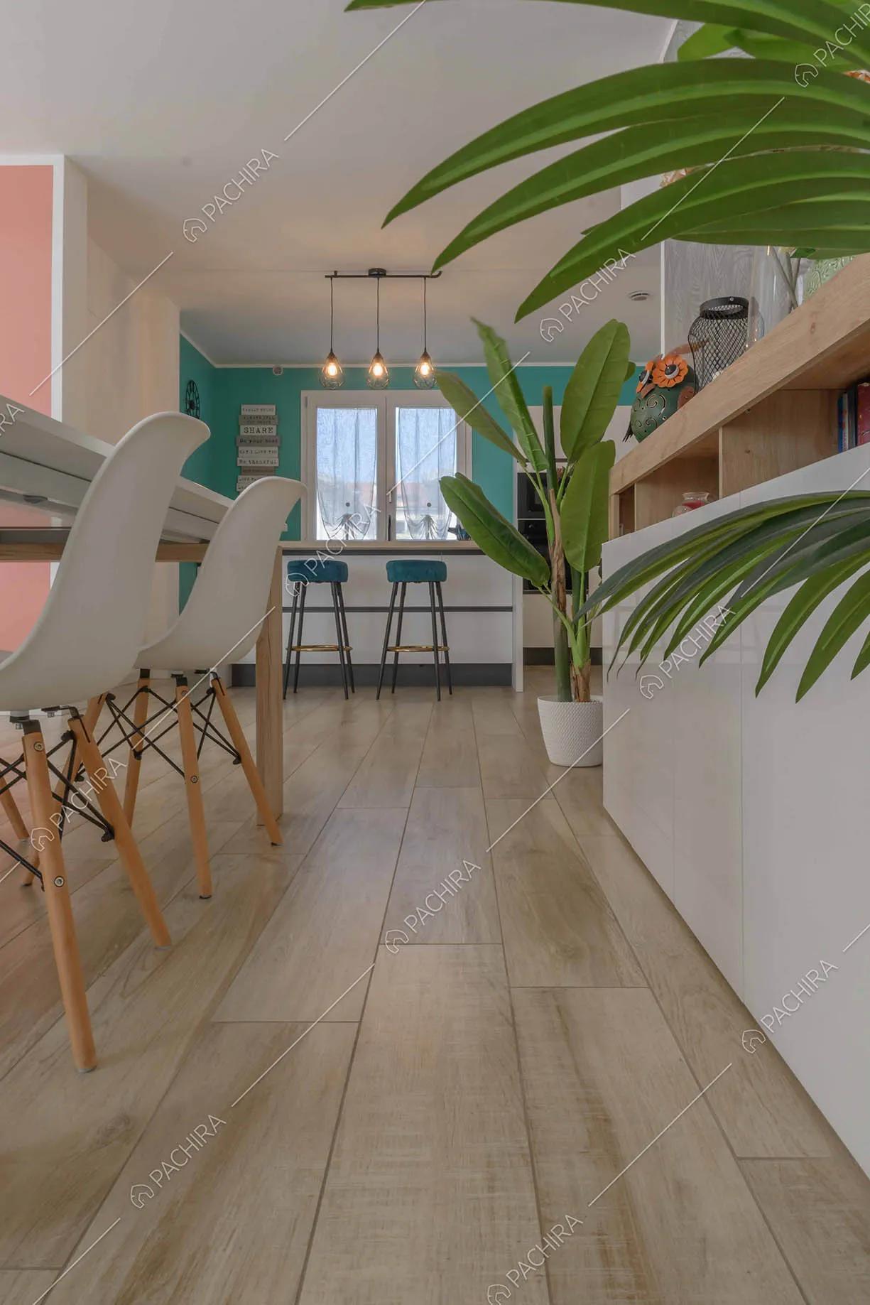 Pavimento in parquet nell'open space della Location Sabal con tavolo da pranzo