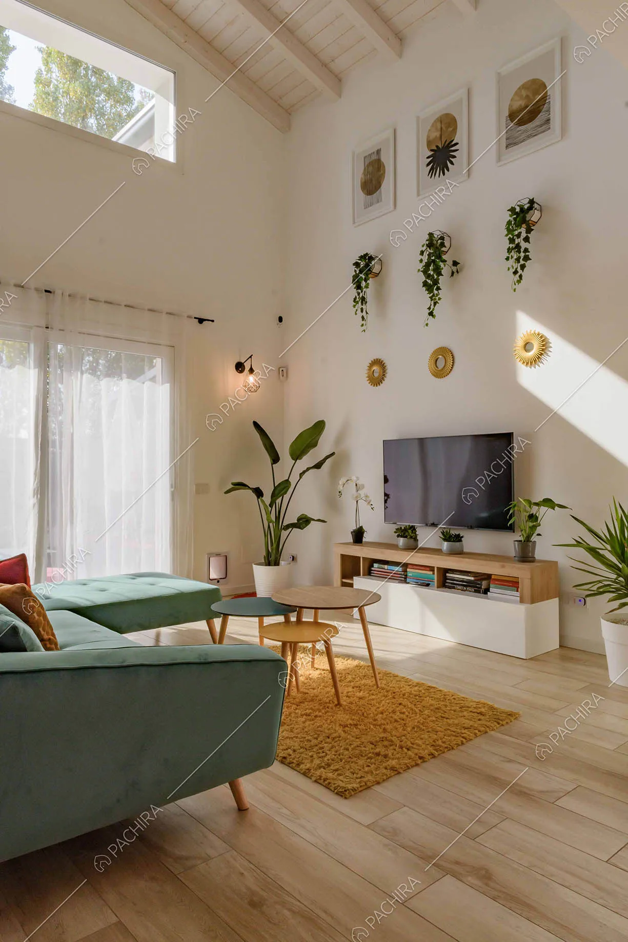 Divano di velluto angolare nella sala con soffitto in travi in legno a vista e pavimento in parquet
