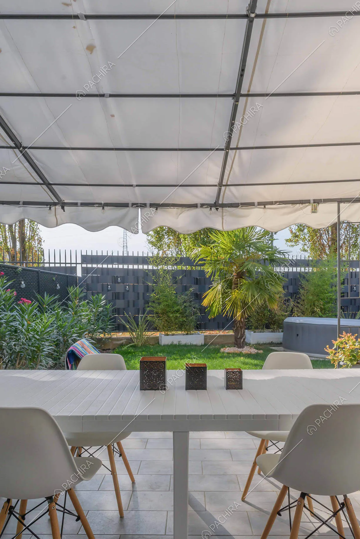 Tavolo bianco da pranzo da esterni nella veranda del giardino della villa