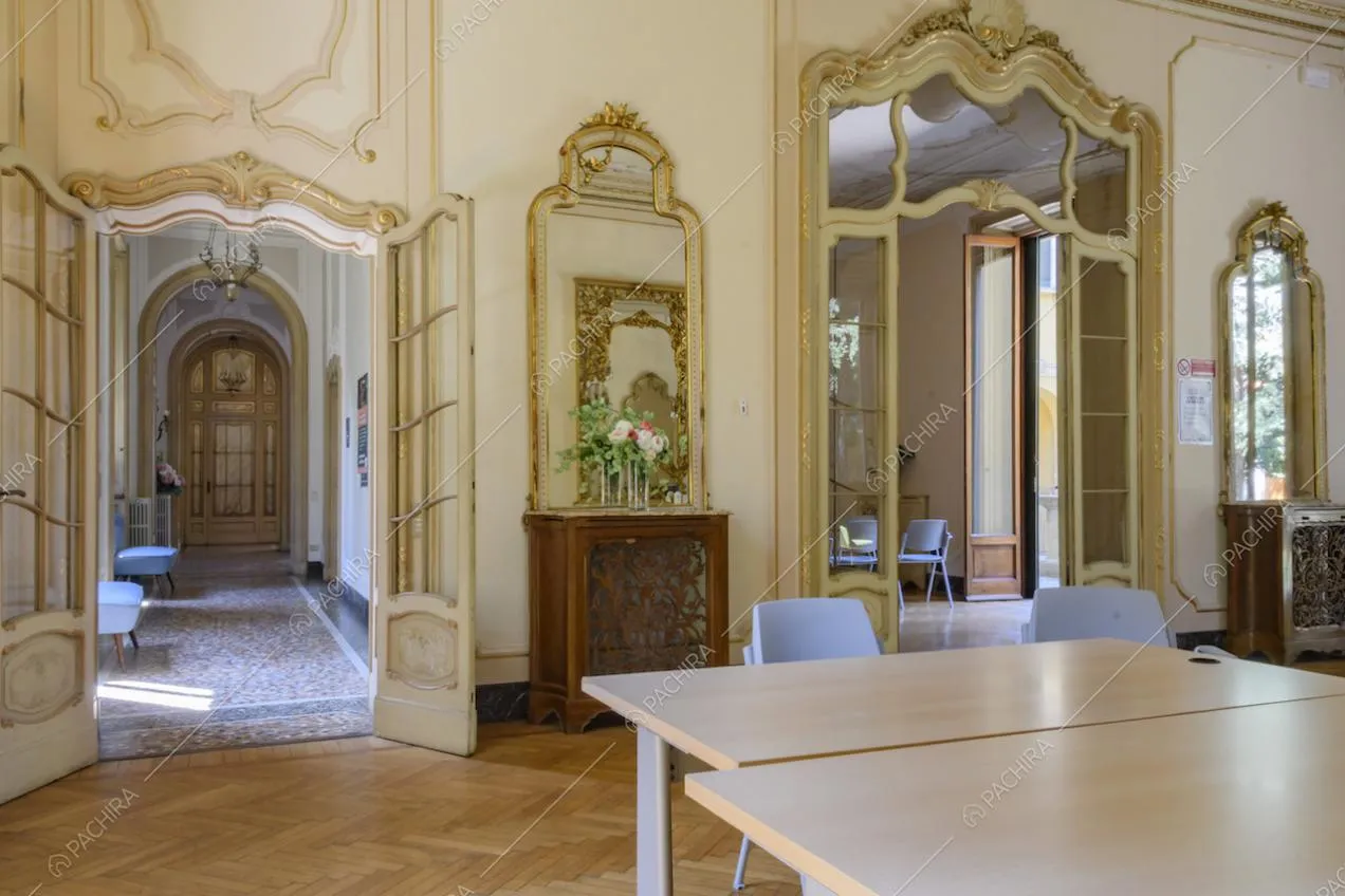 Salone in stile classico con vista sul corridoio e su un'altra sala