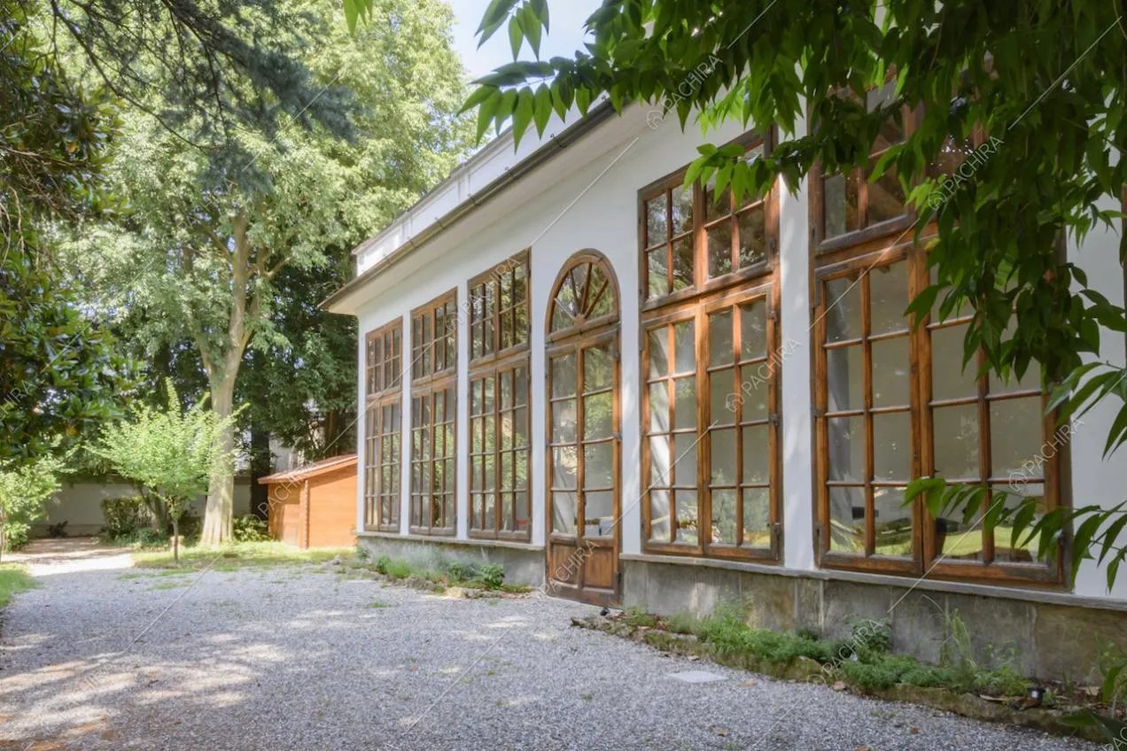 Esterni della limonaia con ampie finestre e immersa nel giardino