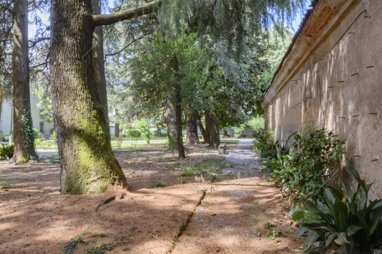 Giardino delimitato dalle mura