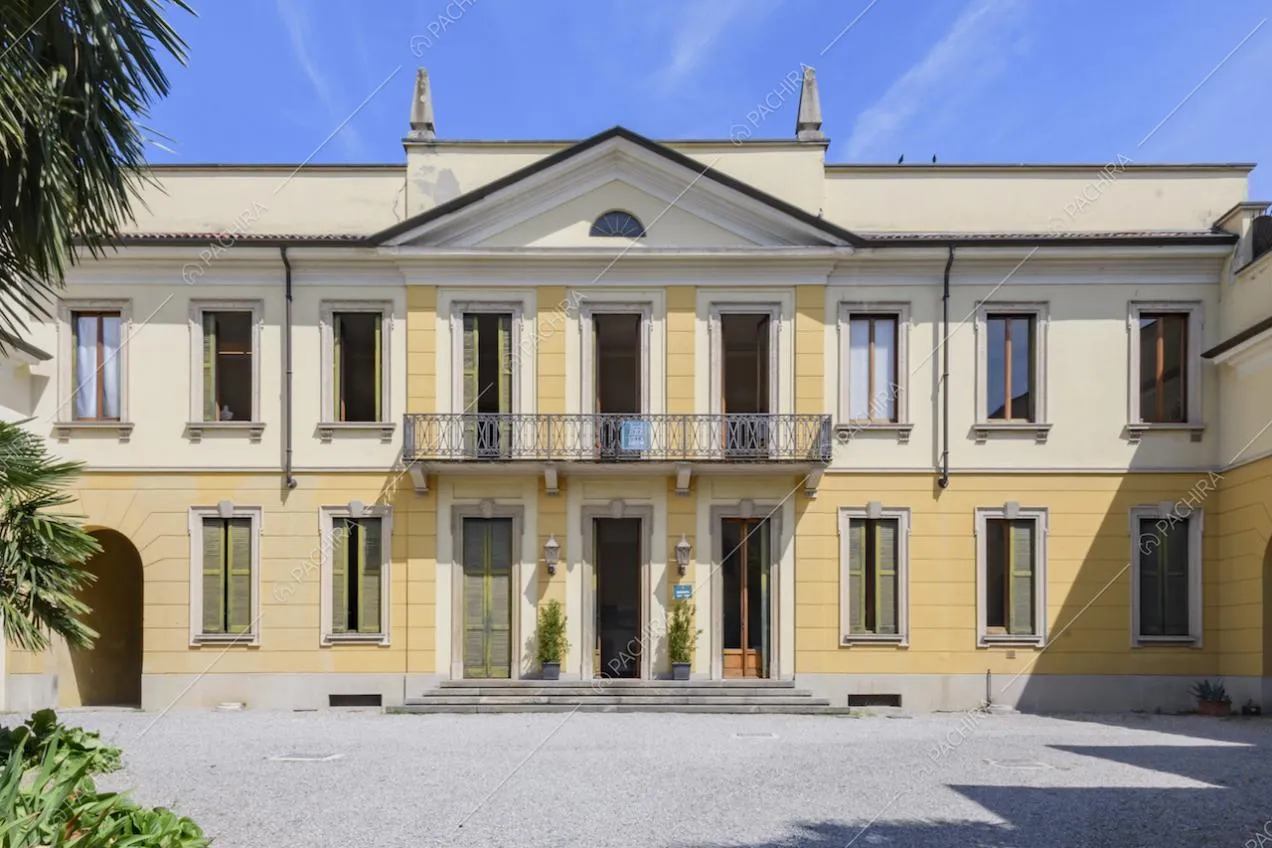 Ingresso principale della dimora storica con maestoso frontone e balcone al primo piano
