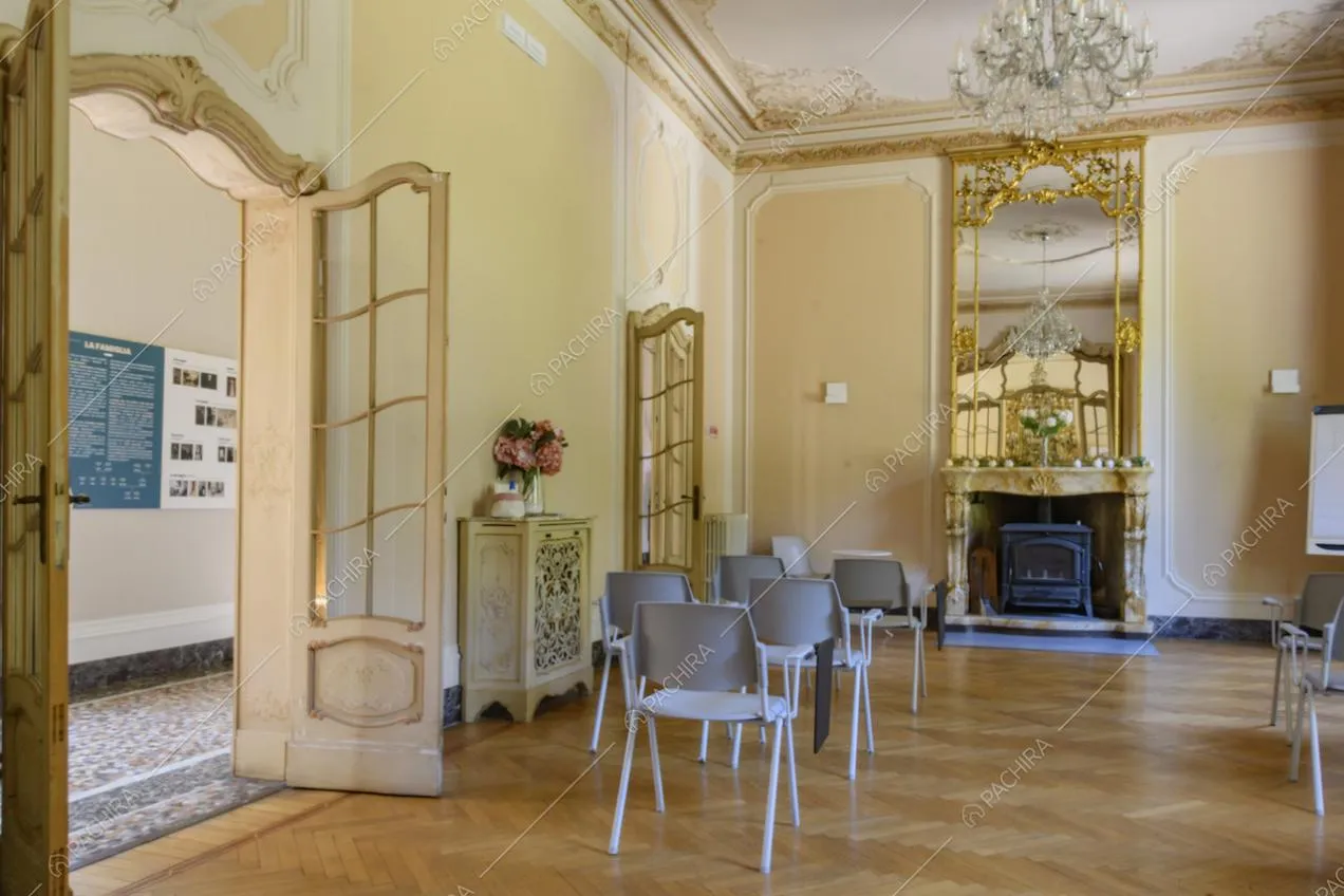 Salone e porta in legno con boiserie che si affaccia sul corridoio
