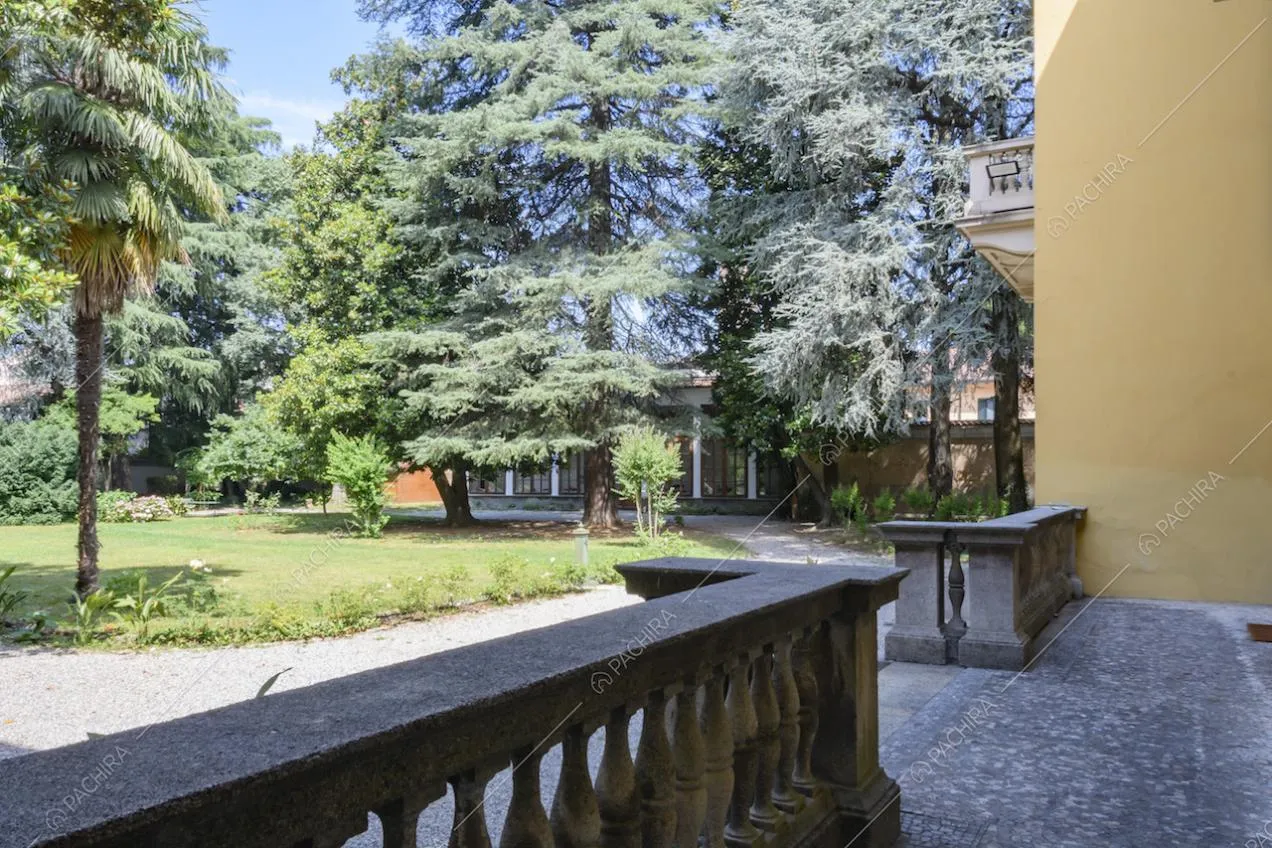 Vista sul giardino e sulla limonaia nascosta dagli alberi