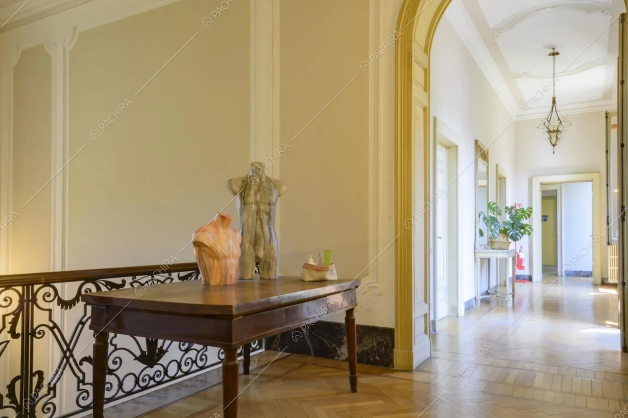 Corridoio al primo piano con volta ad arco e pavimento in parquet a spina di pesce
