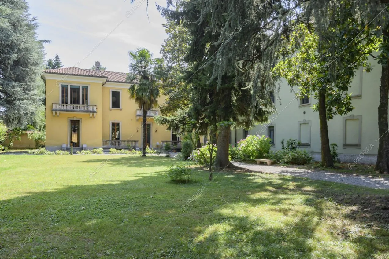 Giardino con vista sulla dimora storica gialla e sulla villa bianca