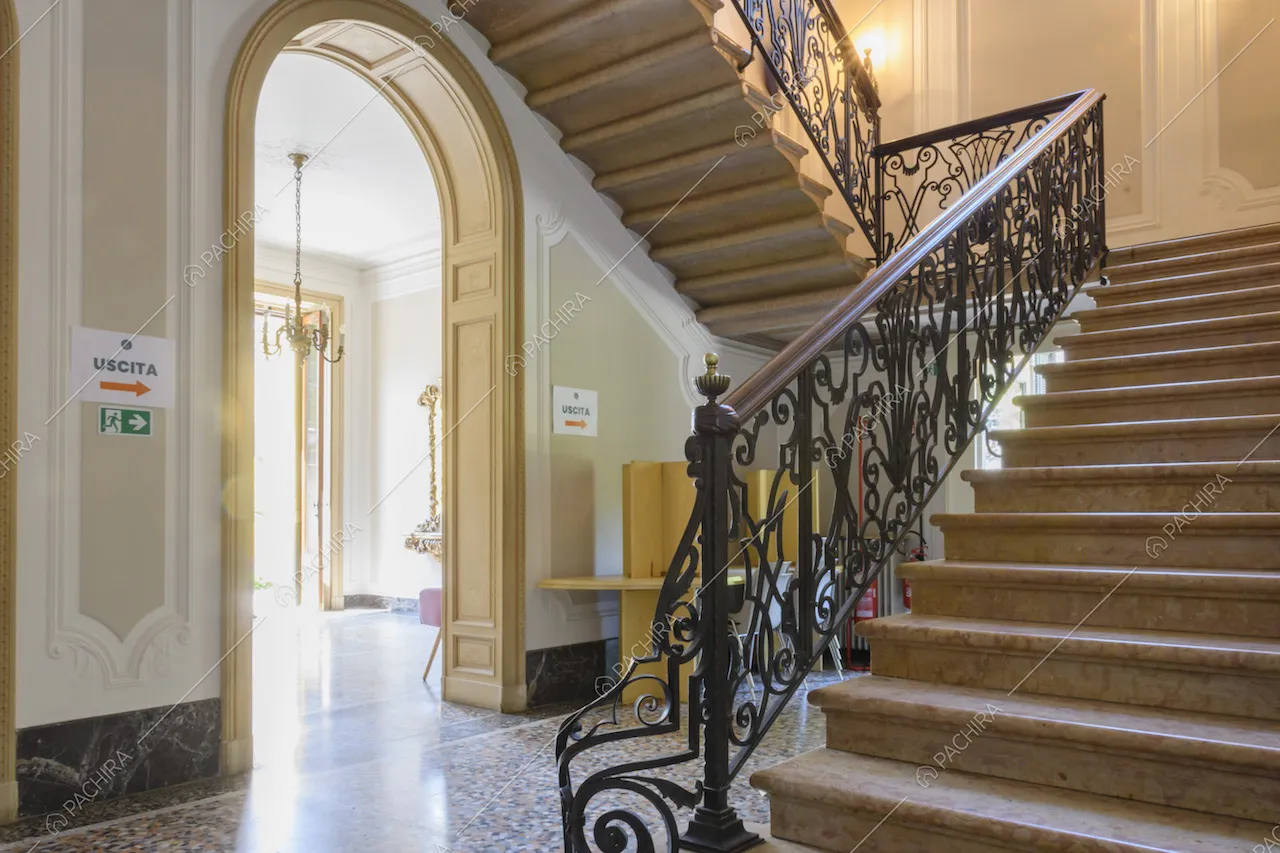 Maestoso scalone e volta ad arco per accedere alla sala attigua