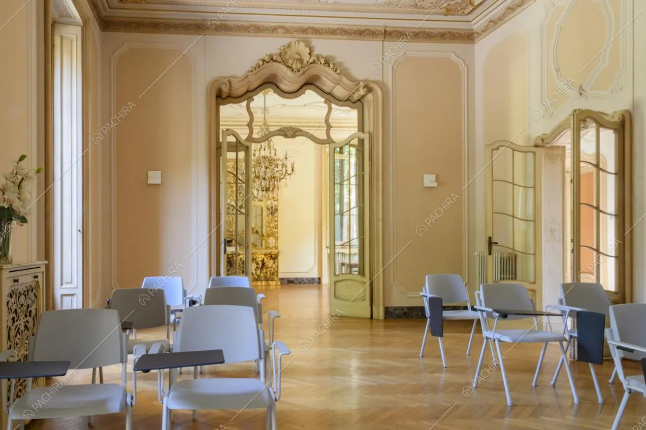 Salone con parquet a spina di pesce, boiserie alle pareti e porte in vetro antiche