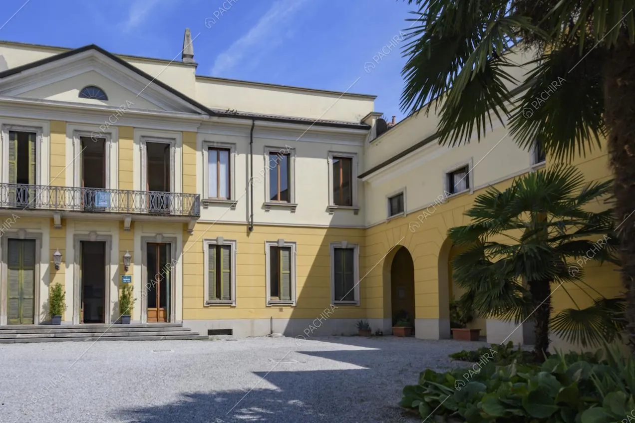 Dimora storica su due livelli, vista sull'ingresso principale con frontone e sul portico 