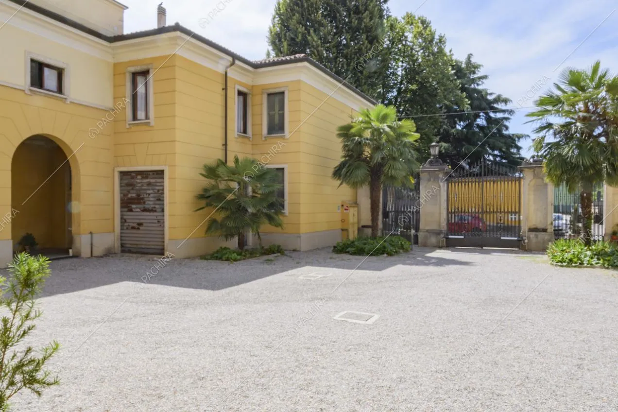 Esterni della location, cancello d'ingresso e volta ad arco