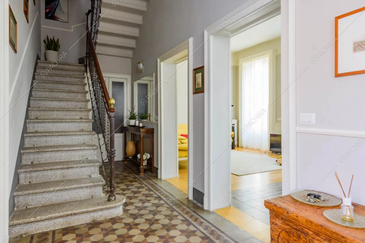 Vano nelle scale con pavimento in cementine e vista sulla luminosa zona living