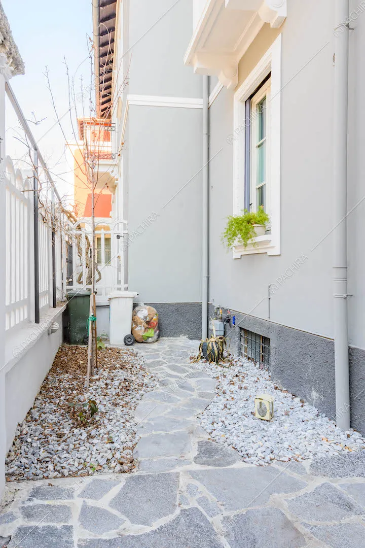 Lastre di pietra come pavimento del cortile della location