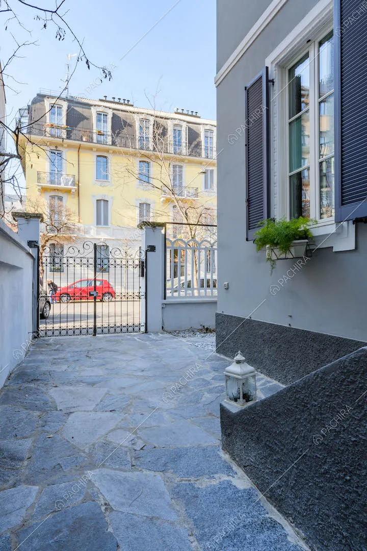 Cortile con pavimentazione in lastre di pietra