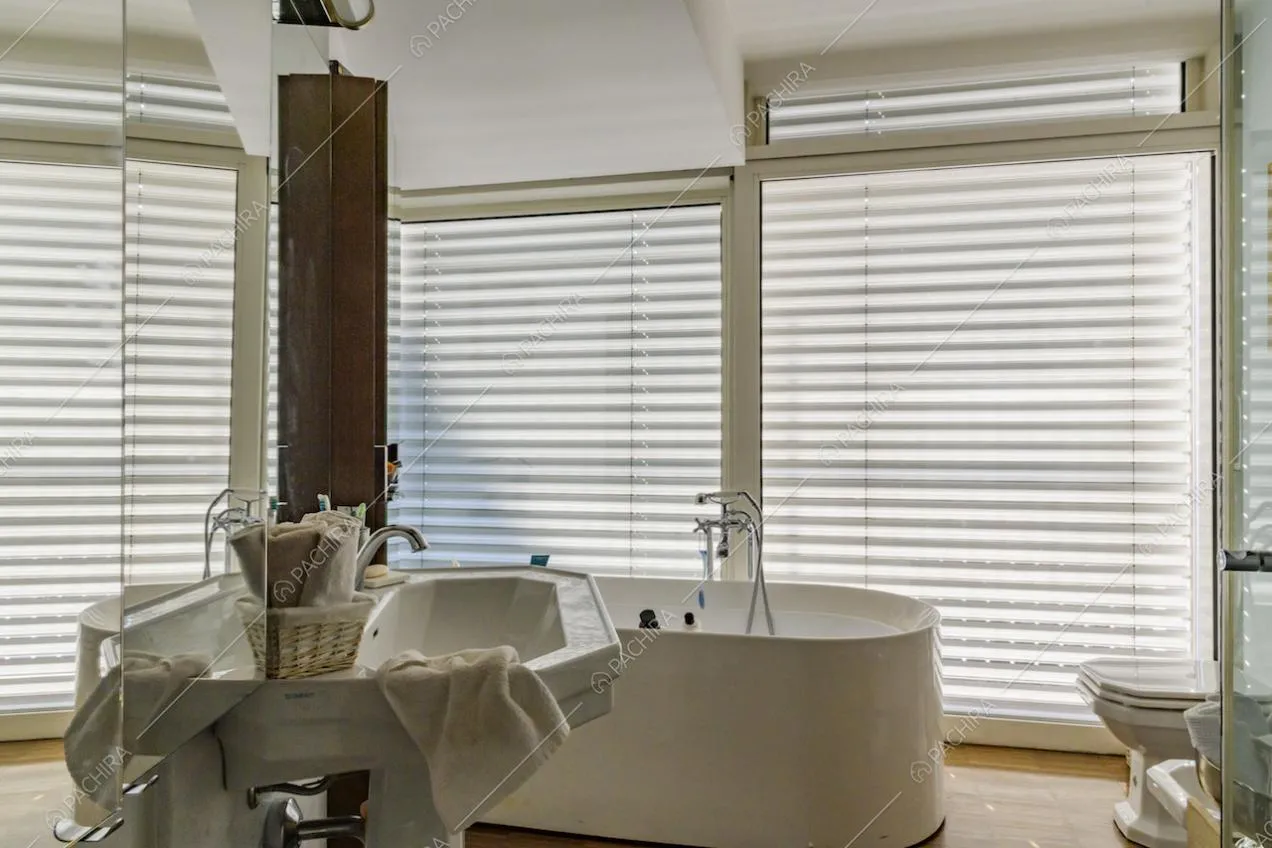Vasca da bagno, lavandino e grandi vetrate