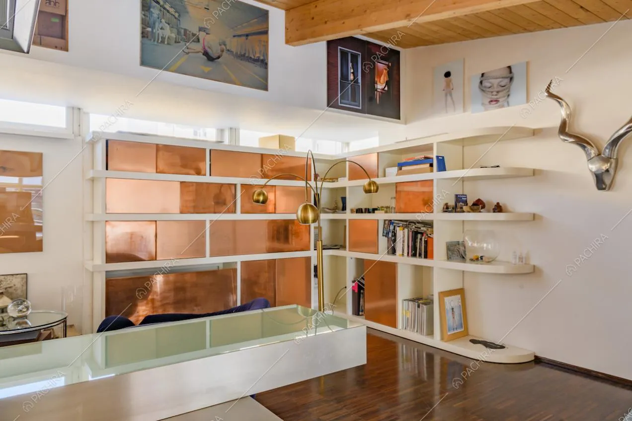 Libreria ad angolo bianca e pavimento in parquet