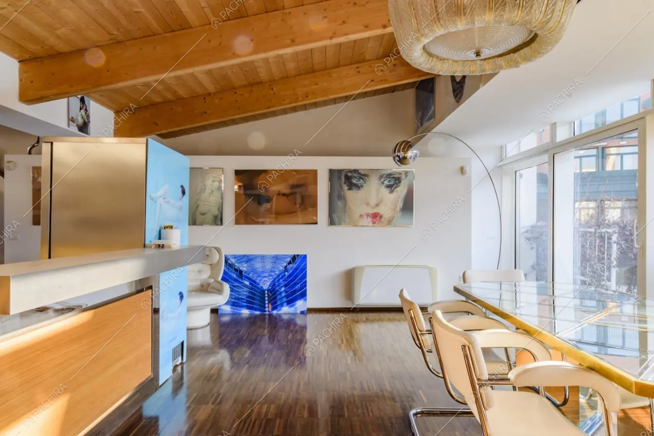Pavimento in parquet e grandi vetrate nella zona giorno