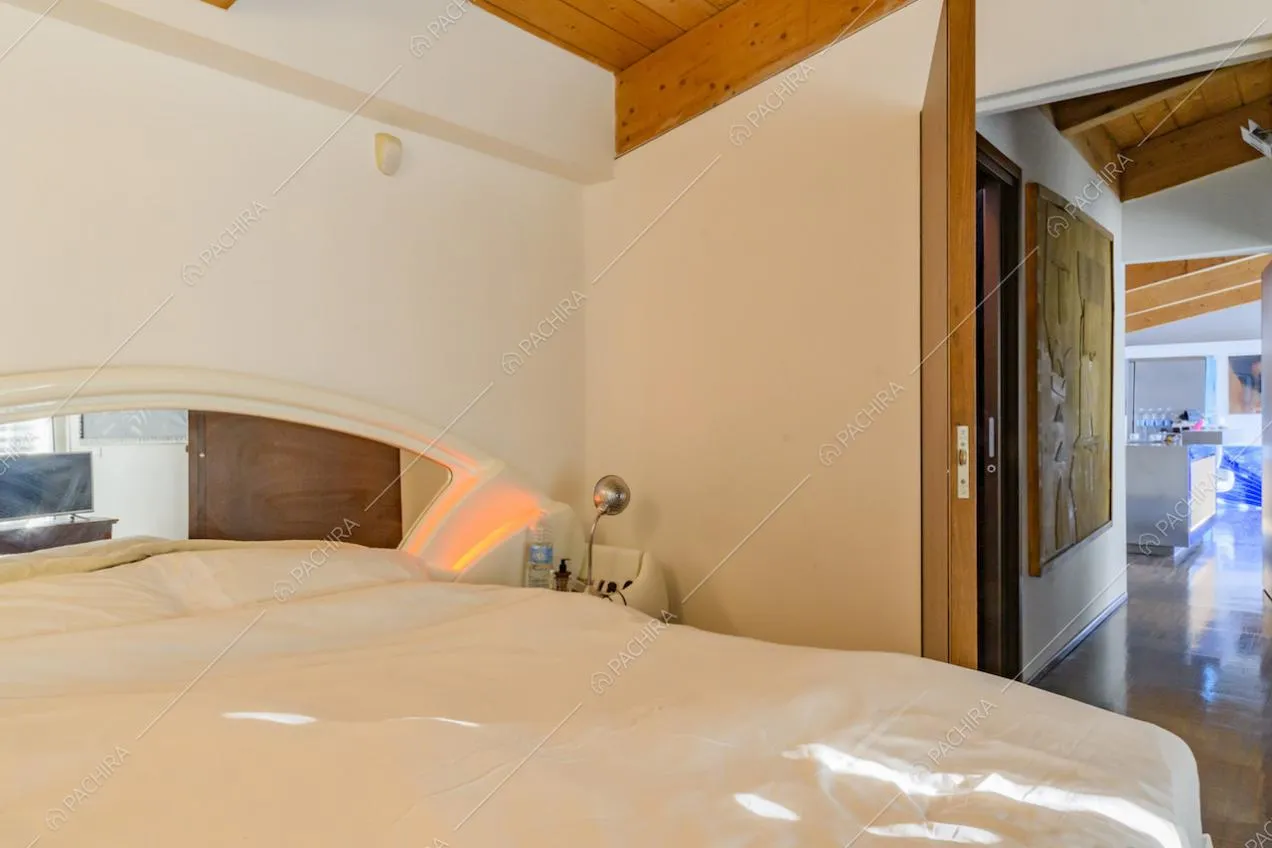 Letto matrimoniale con specchio sulla testiera
