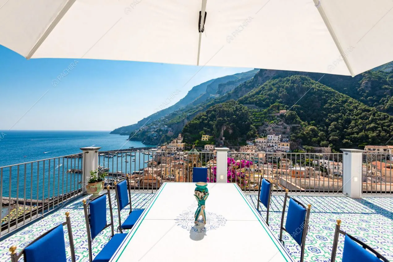 Tavolo da pranzo sulla grande terrazza a strapiombo sul mare