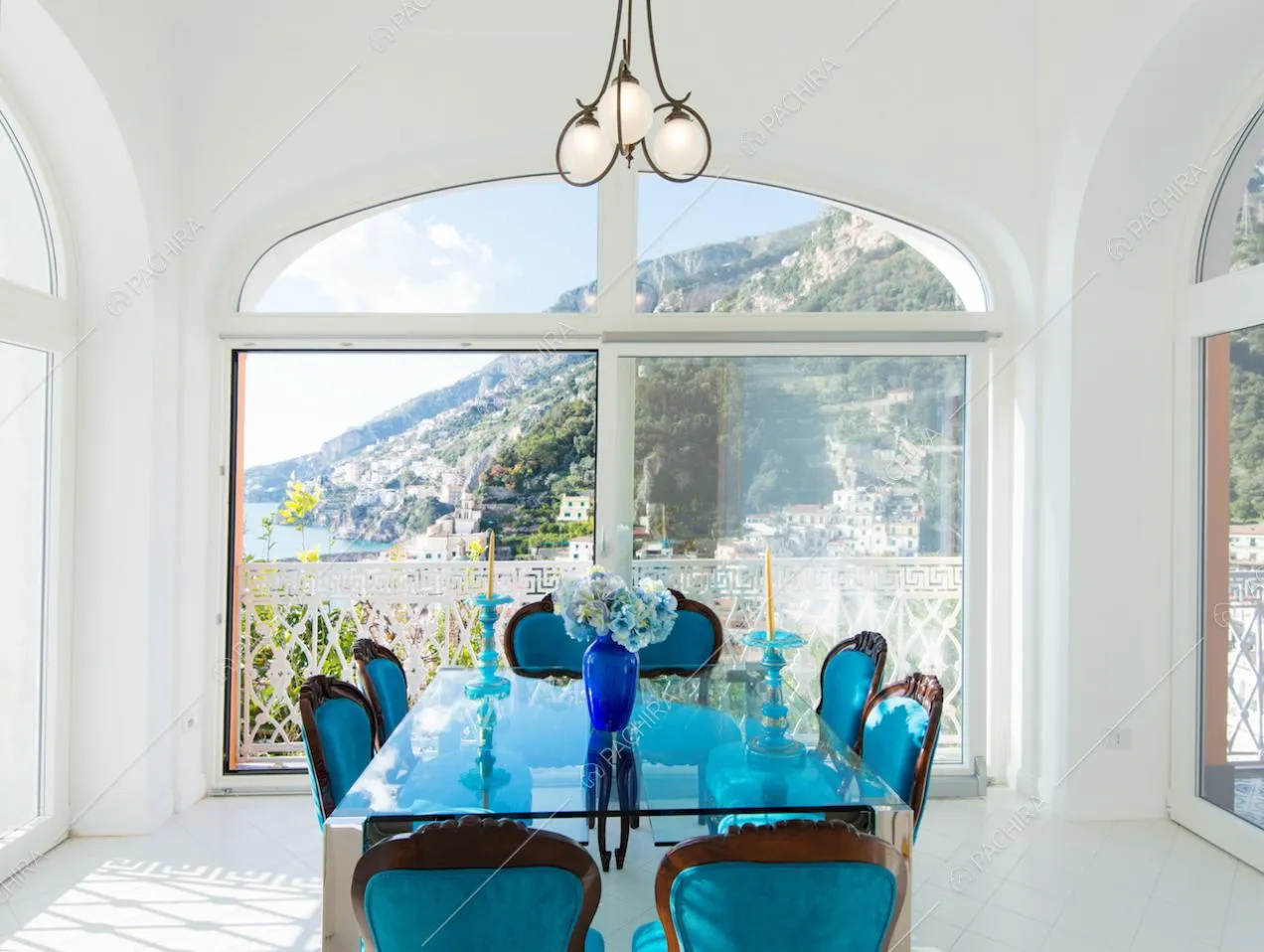 Tavolo da pranzo in vetro davanti alla vetrata panoramica