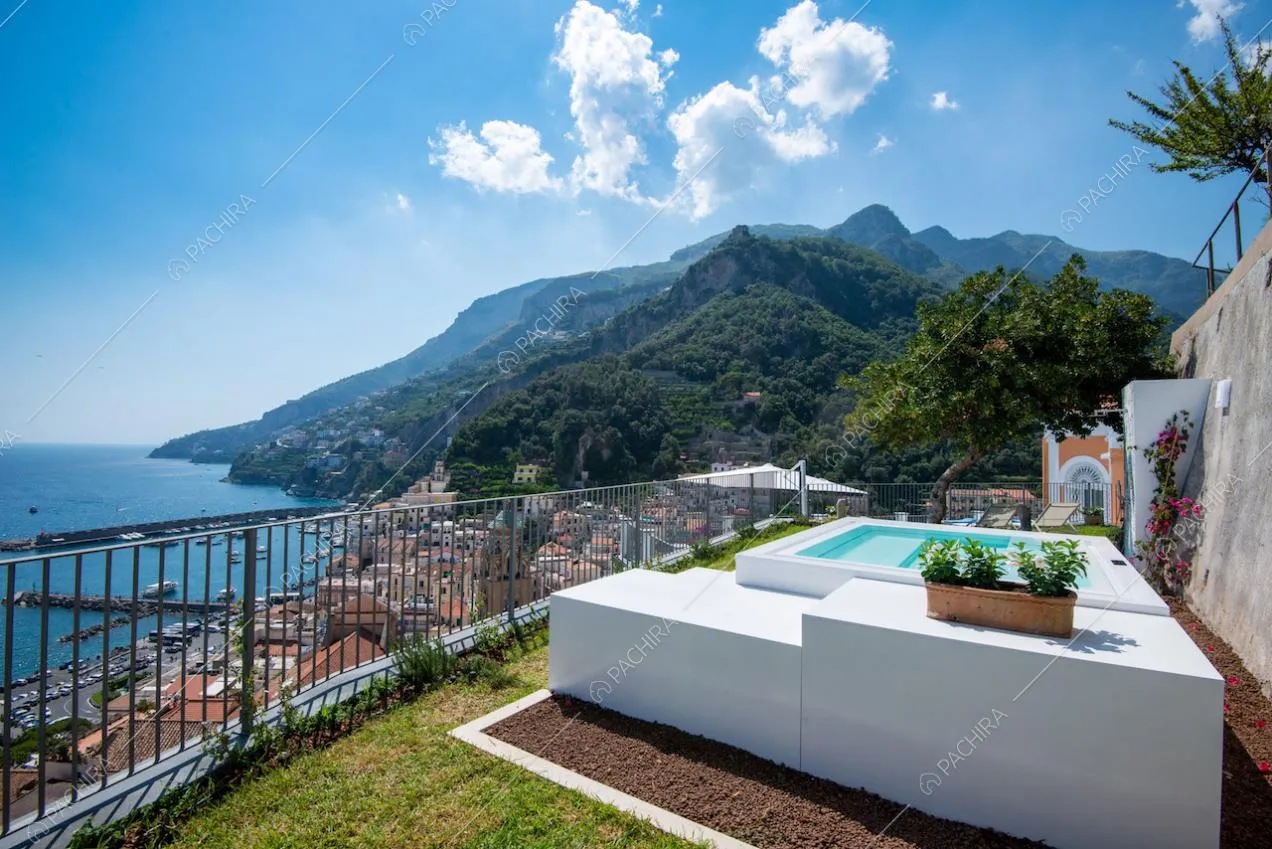 Vista panoramica dalla piscina nel giardino della villa