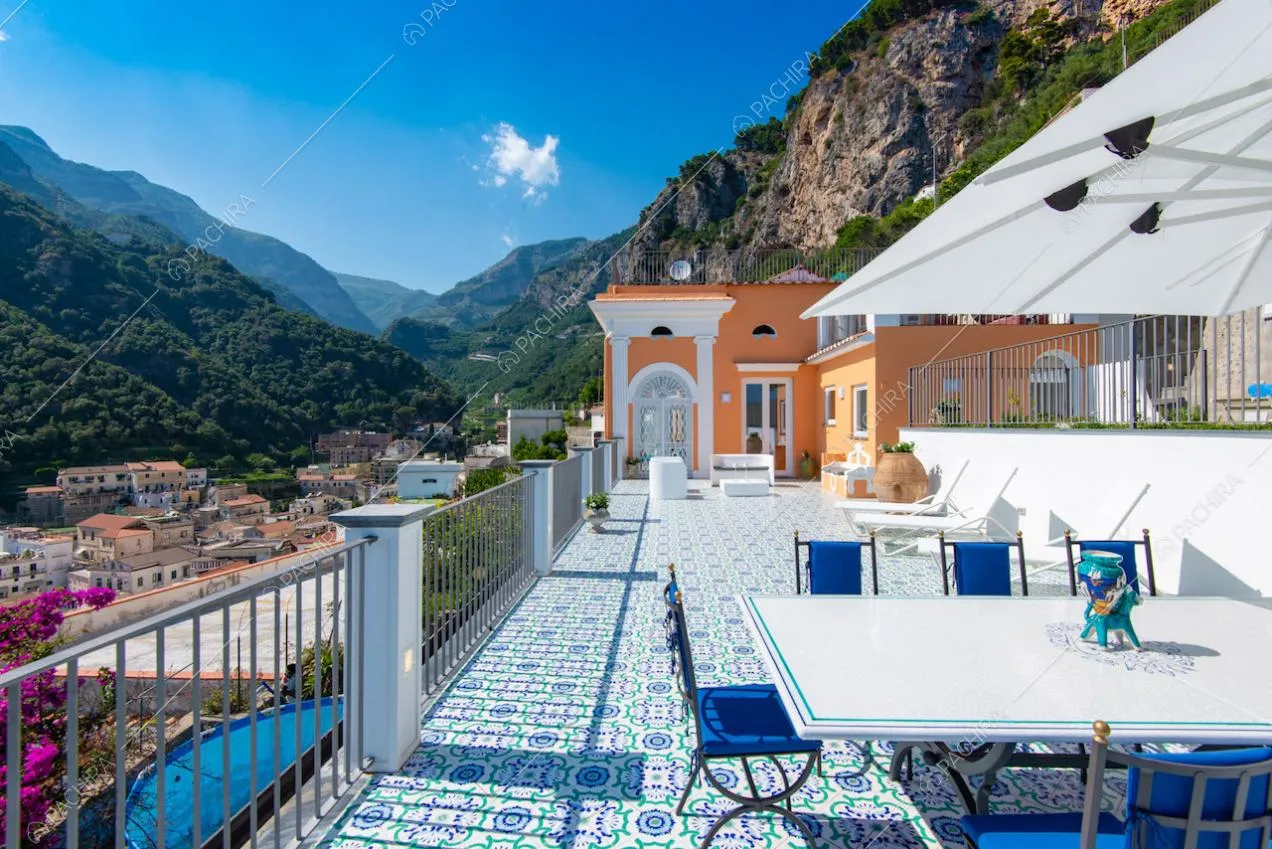 Il paesaggio intorno alla terrazza della villa e zona pranzo