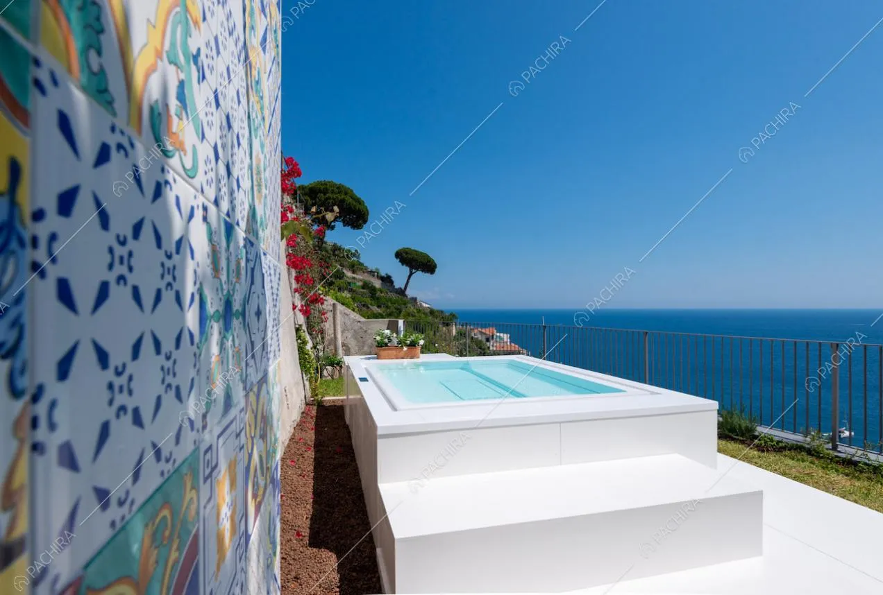Piscina dalla linea moderna con vista sul mare