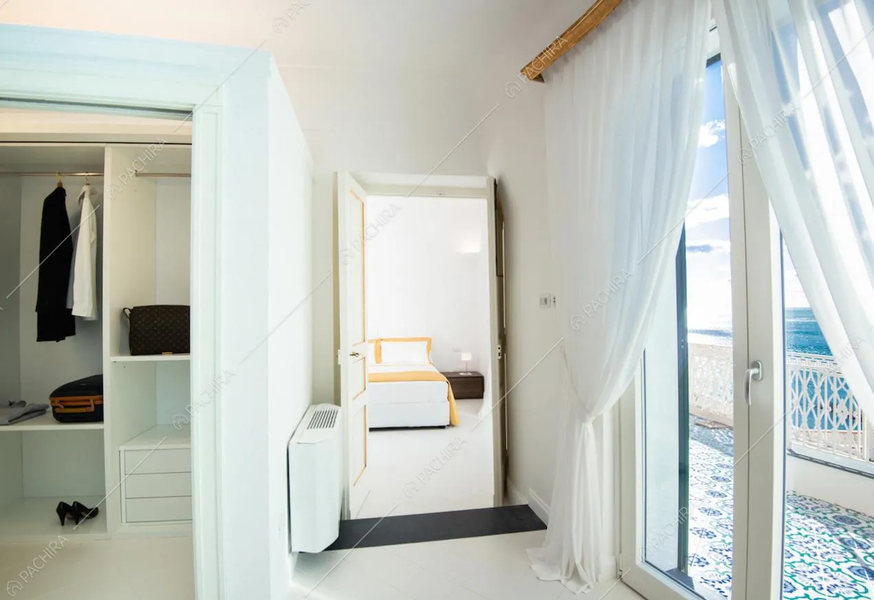 Cabina armadio, finestra e scorcio sulla camera da letto