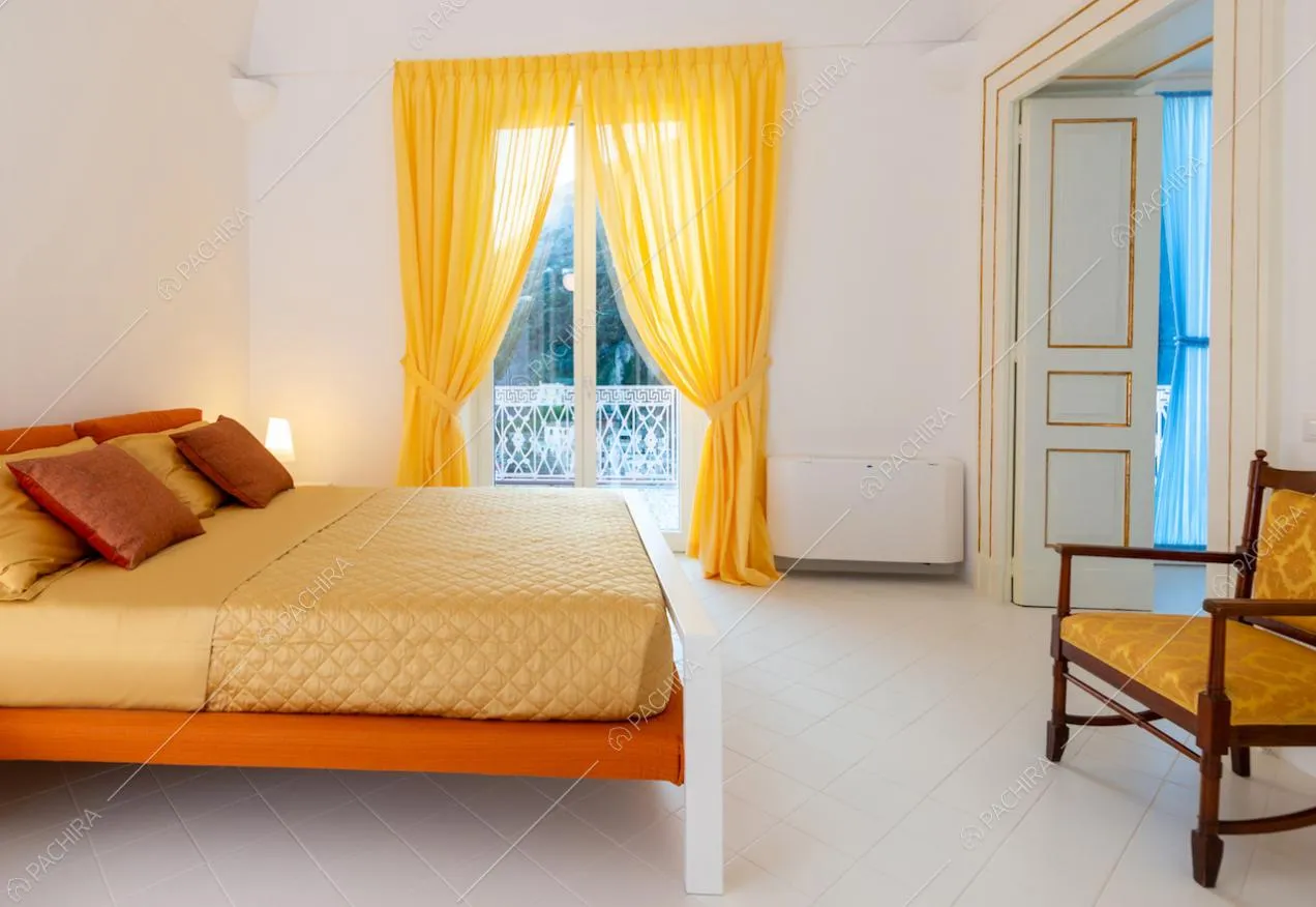 Camera da letto matrimoniale con tende gialle 