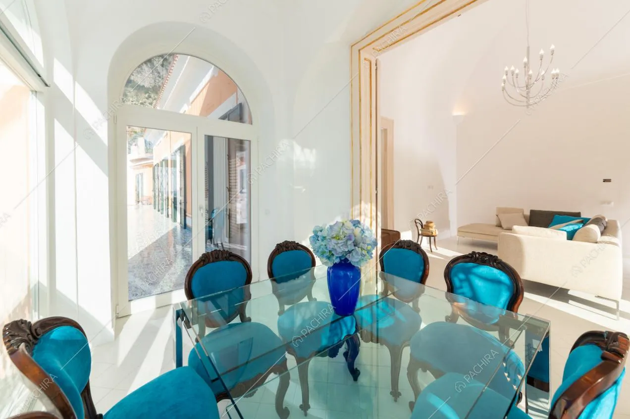 Sedie antiche in velluto azzurro e struttura in legno