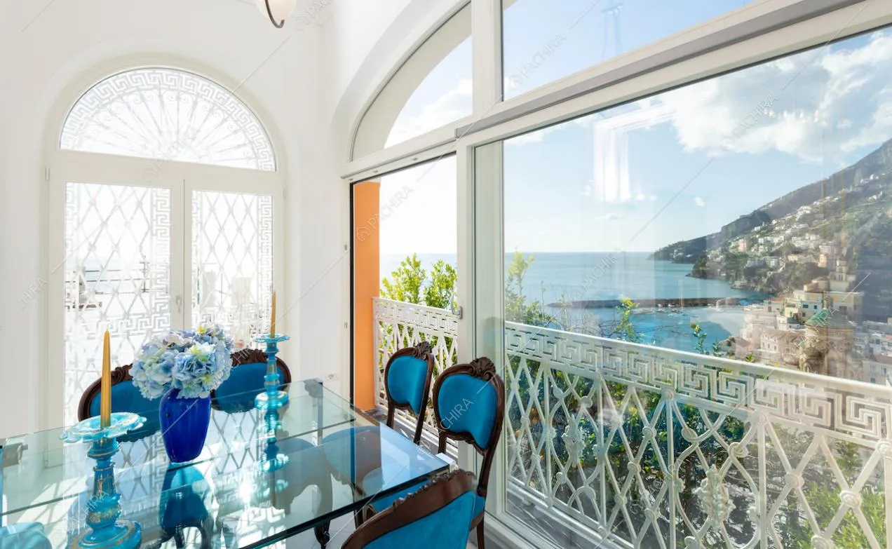 Veranda con tavolo da pranzo e vista sul mare 
