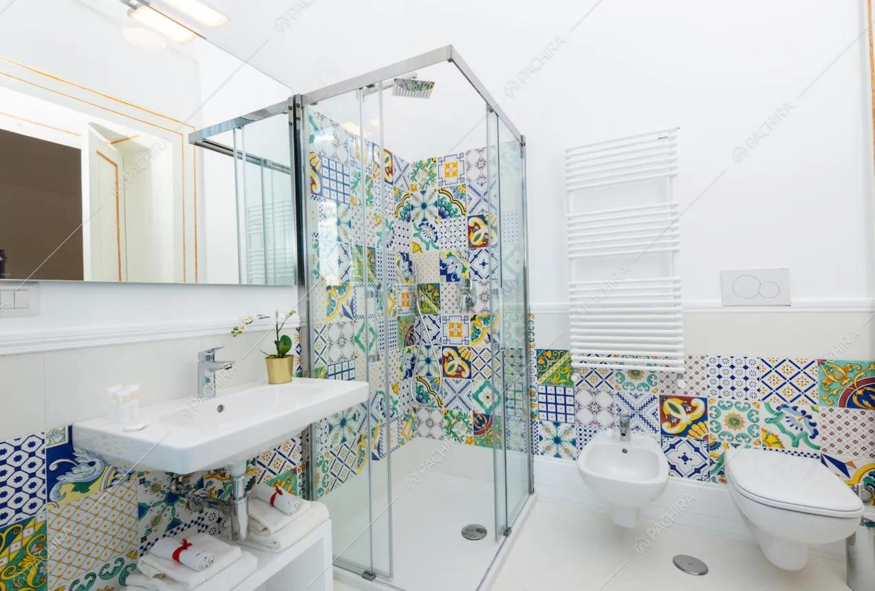 Box doccia e pareti del bagno rivestite con cementine 