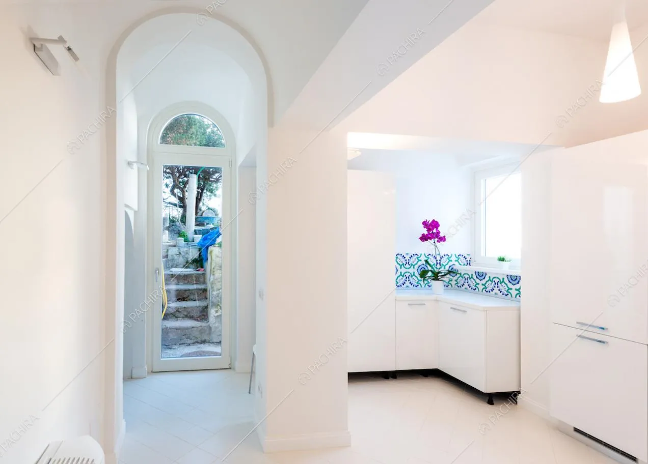 Porta d'accesso alla villa e angolo cucina