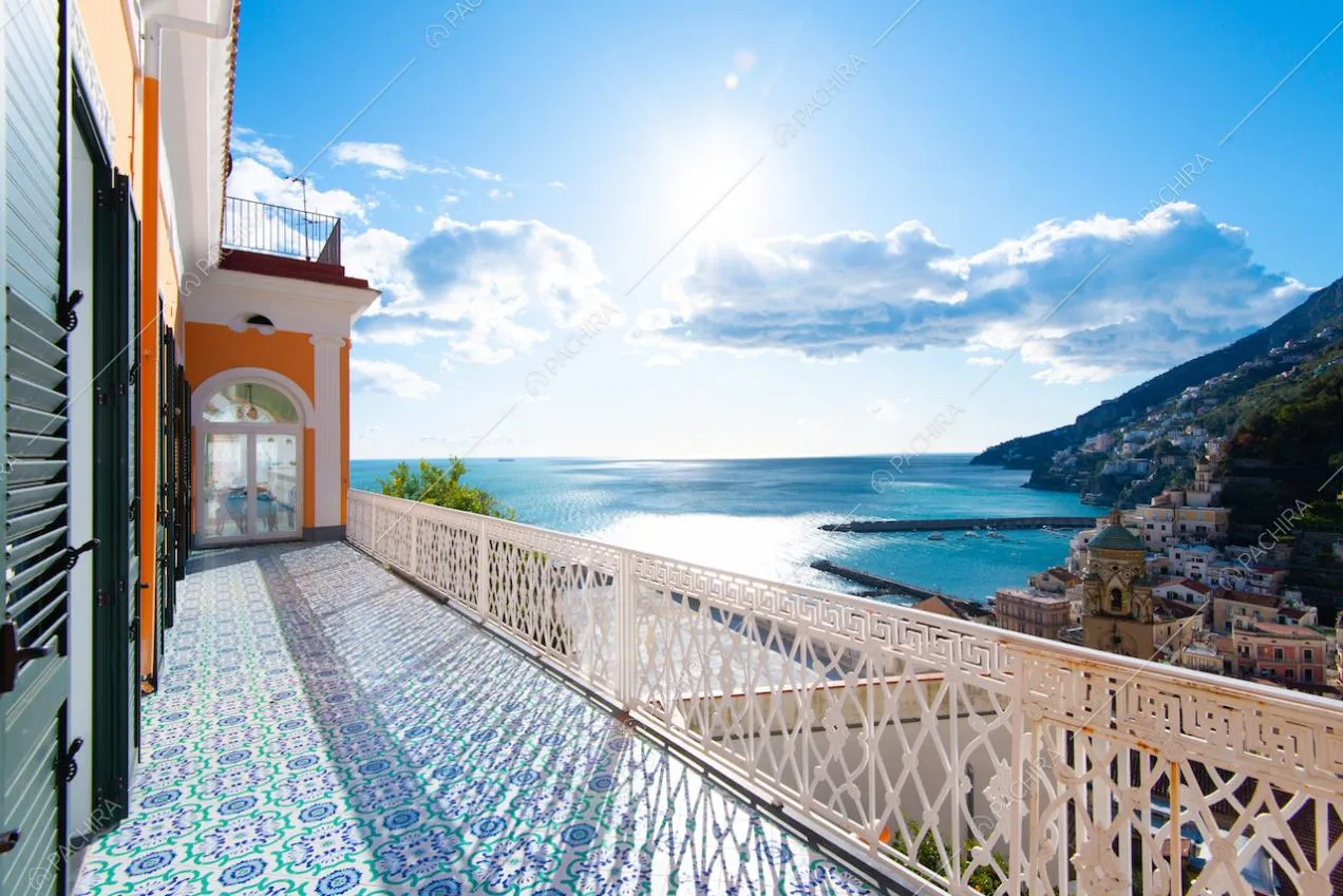 Terrazza con ringhiera bianca e vista sulla costiera 
