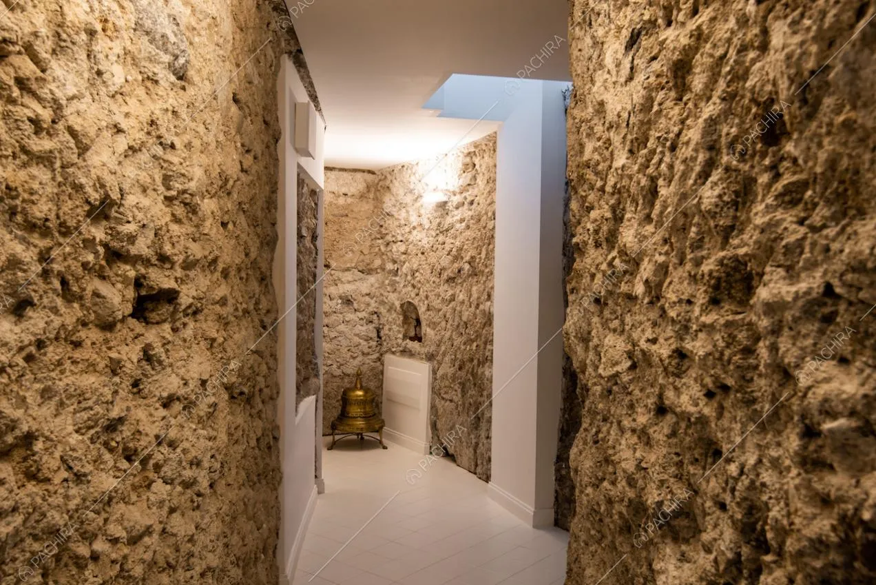 Angolo interno alla villa scavato nella roccia