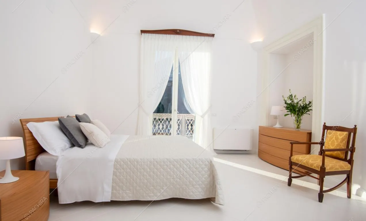 Letto matrimoniale e arredi in legno nella camera da letto