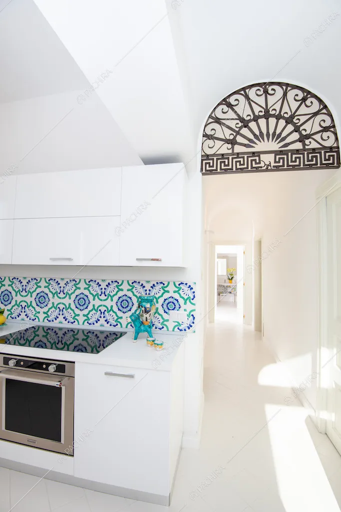 Dettaglio della cucina e corridoio con decorazione