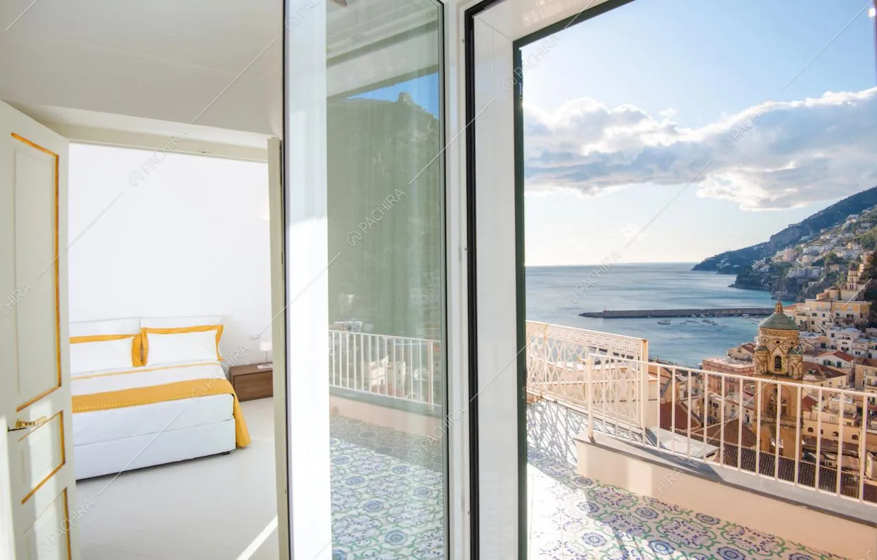 Vista sul mare e sulla costiera dalla finestra della villa