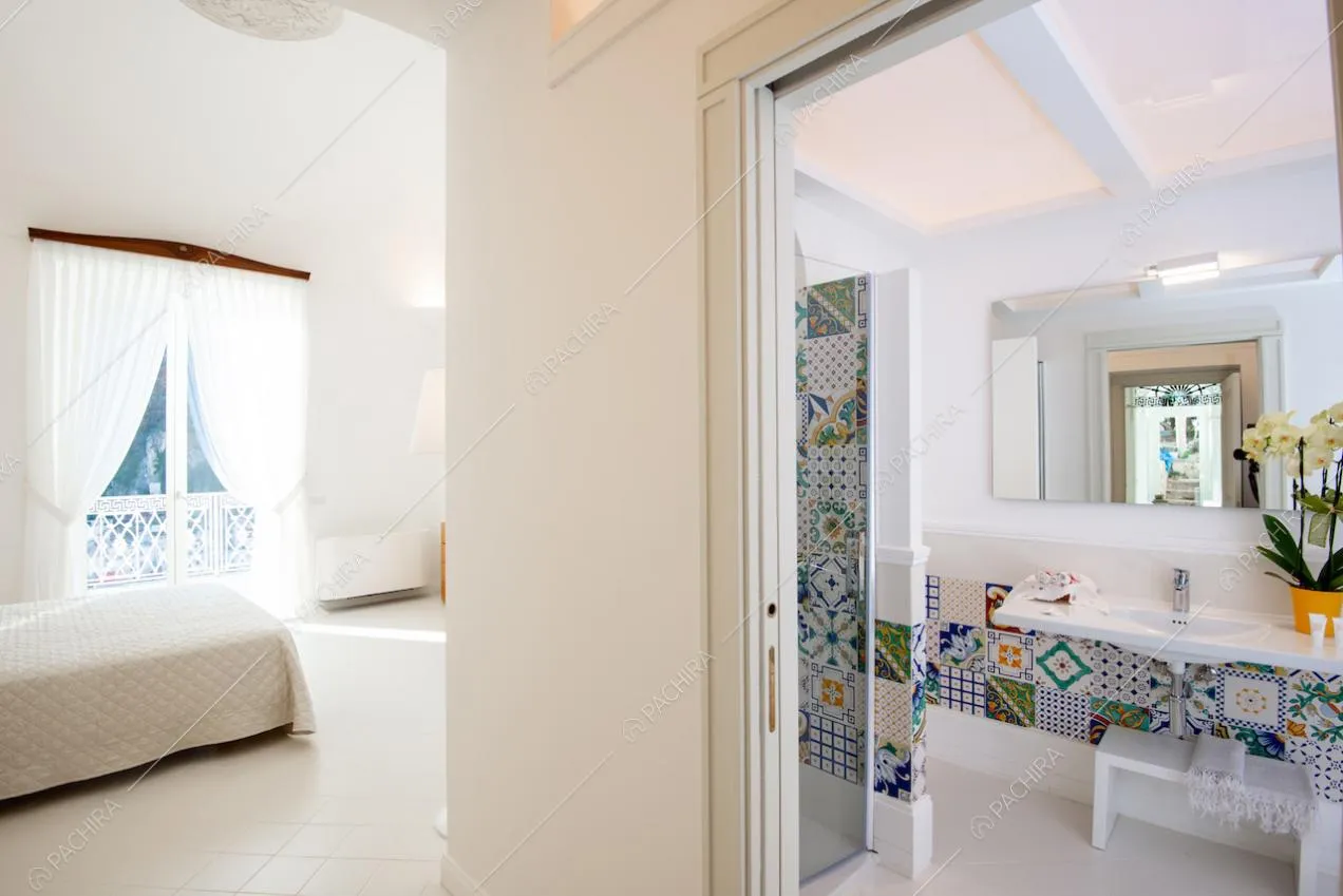 Scorci sul bagno e su una camera da letto della villa