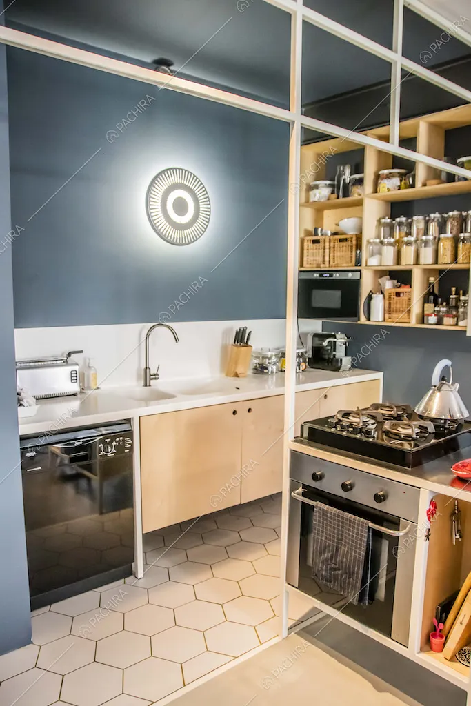 Cucina dalle pareti blu con fornelli a gas e pavimento in cementine bianche