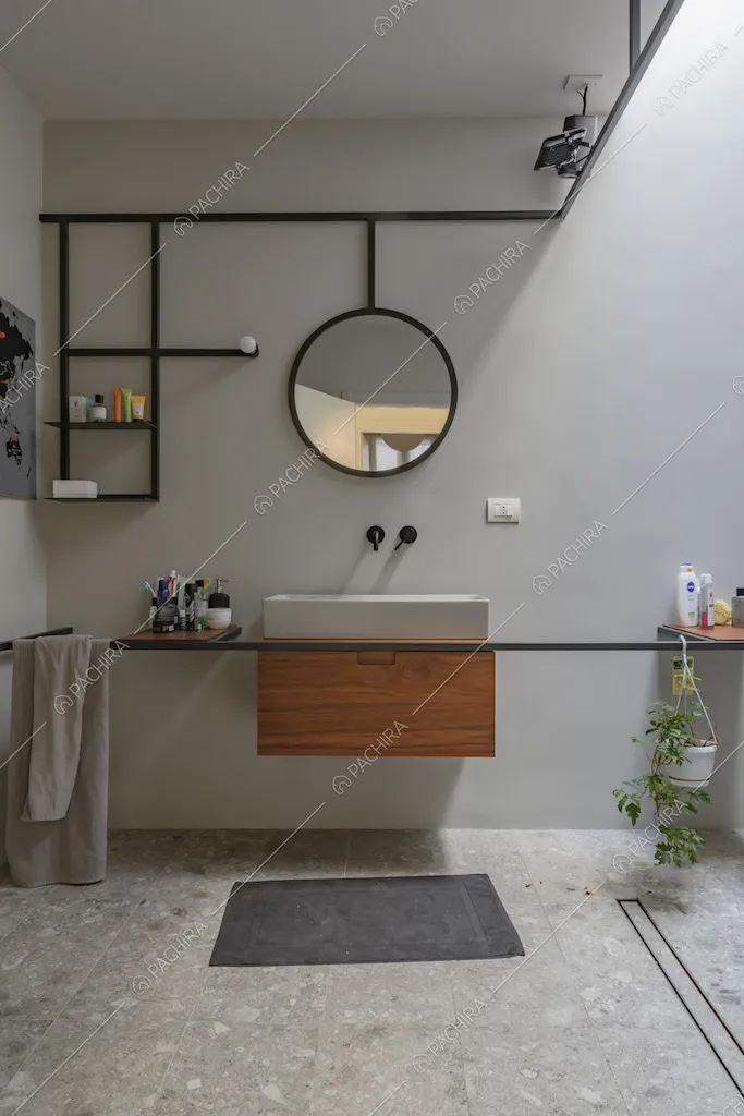Mobile bagno sospeso in legno e ripiani di design nel bagno dalle pareti bianche