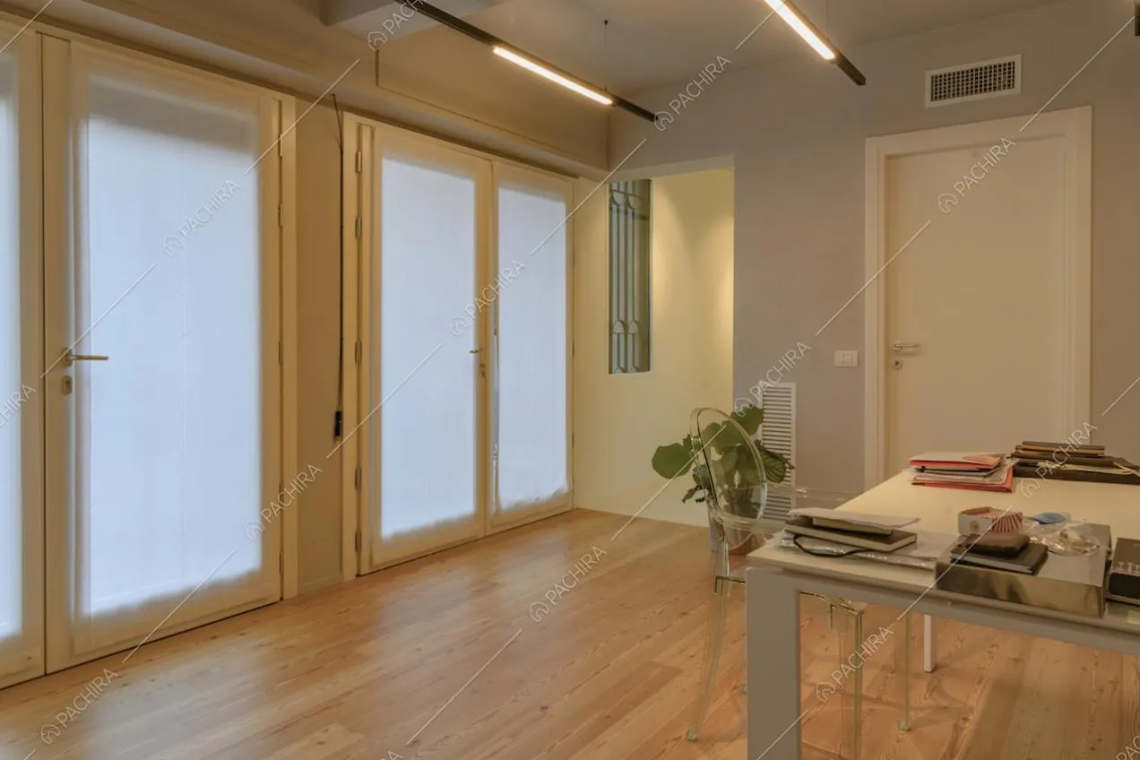 Scrivania nello studio con porte-finestre e pavimento in parquet