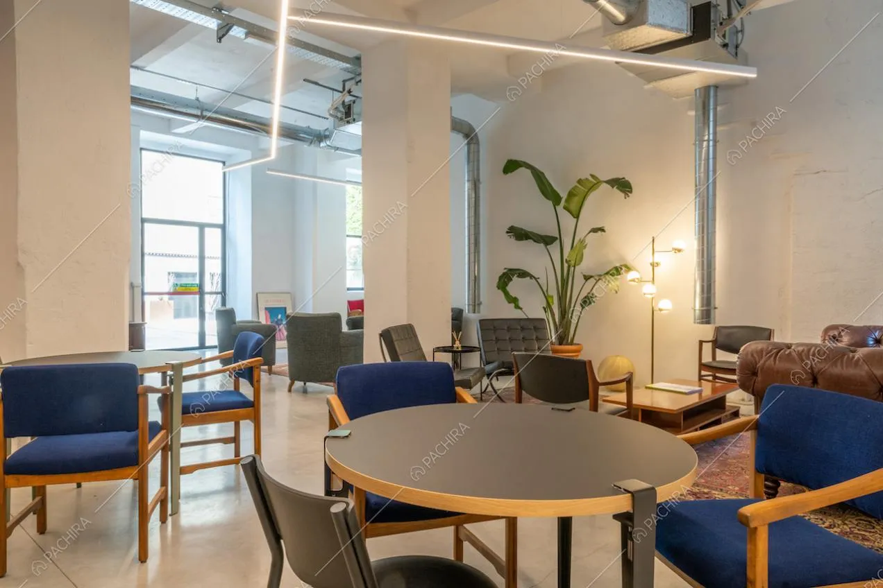 Zona lavoro con grande divano in cuoio