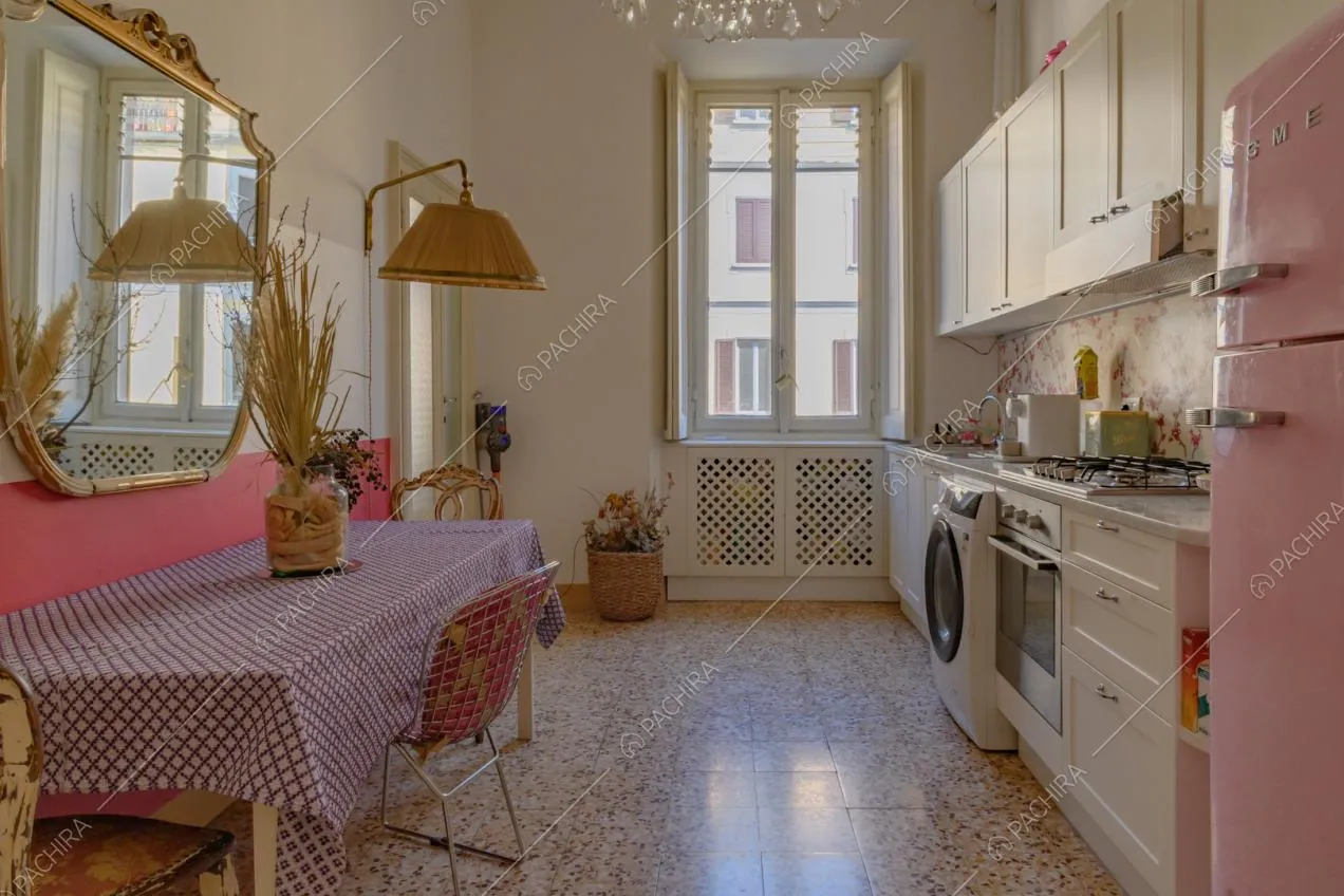 Cucina a parete con piastrelle a gas, tavolo da pranzo e pavimento in piastrelle di marmo