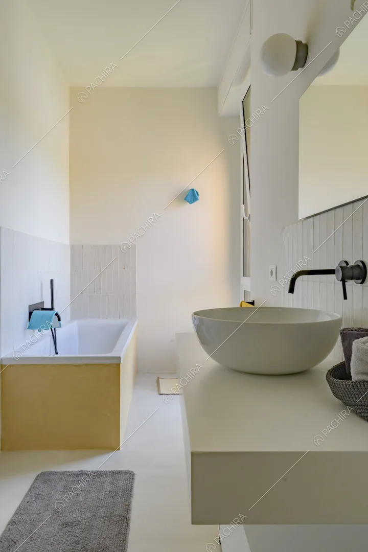 Bagno con pareti e pavimento bianchi e vasca da bagno gialla
